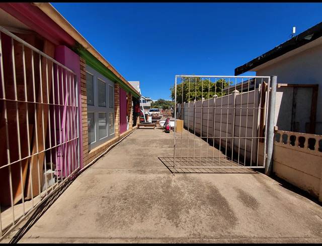240M² BUILDING FOR SALE IN JEFFREYS BAY CENTRAL